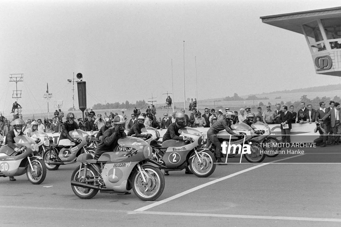 01-1970-east-germany-sachsenring-agostini-pasolini-gould-carruthers-grasetti-bult00007